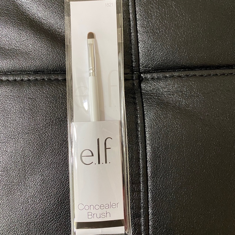 I am seeking this concealer brush.